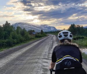 Bilde av Martine Fon syklist på øde landevei.