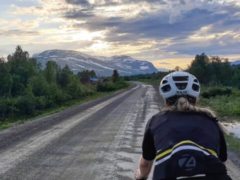 Bilde av Martine Fon syklist på øde landevei.