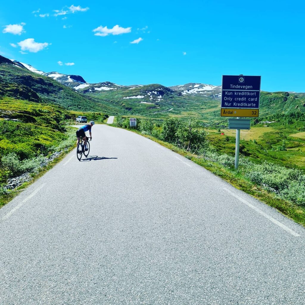 Bilde av Martine Fon som sykler over mot Årdal