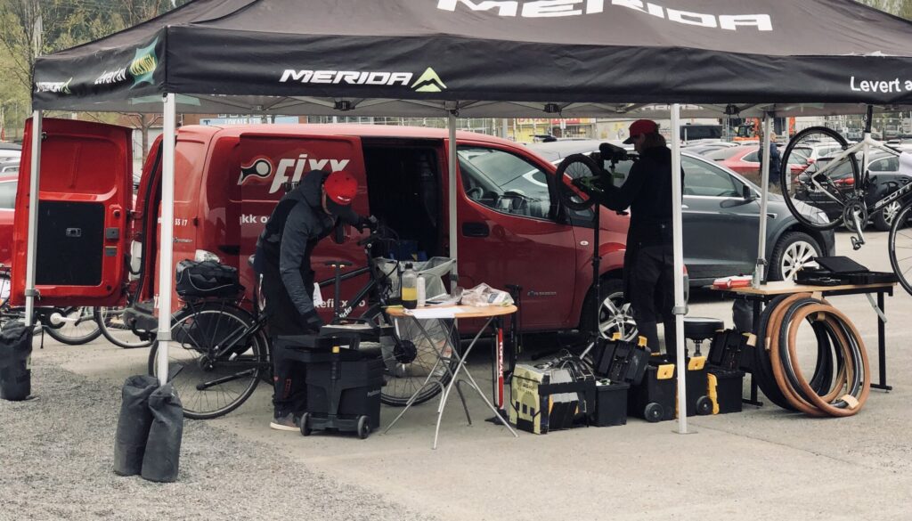 Bike Fixx sitt mobile sykkelservice-team på servicedag hos Obs