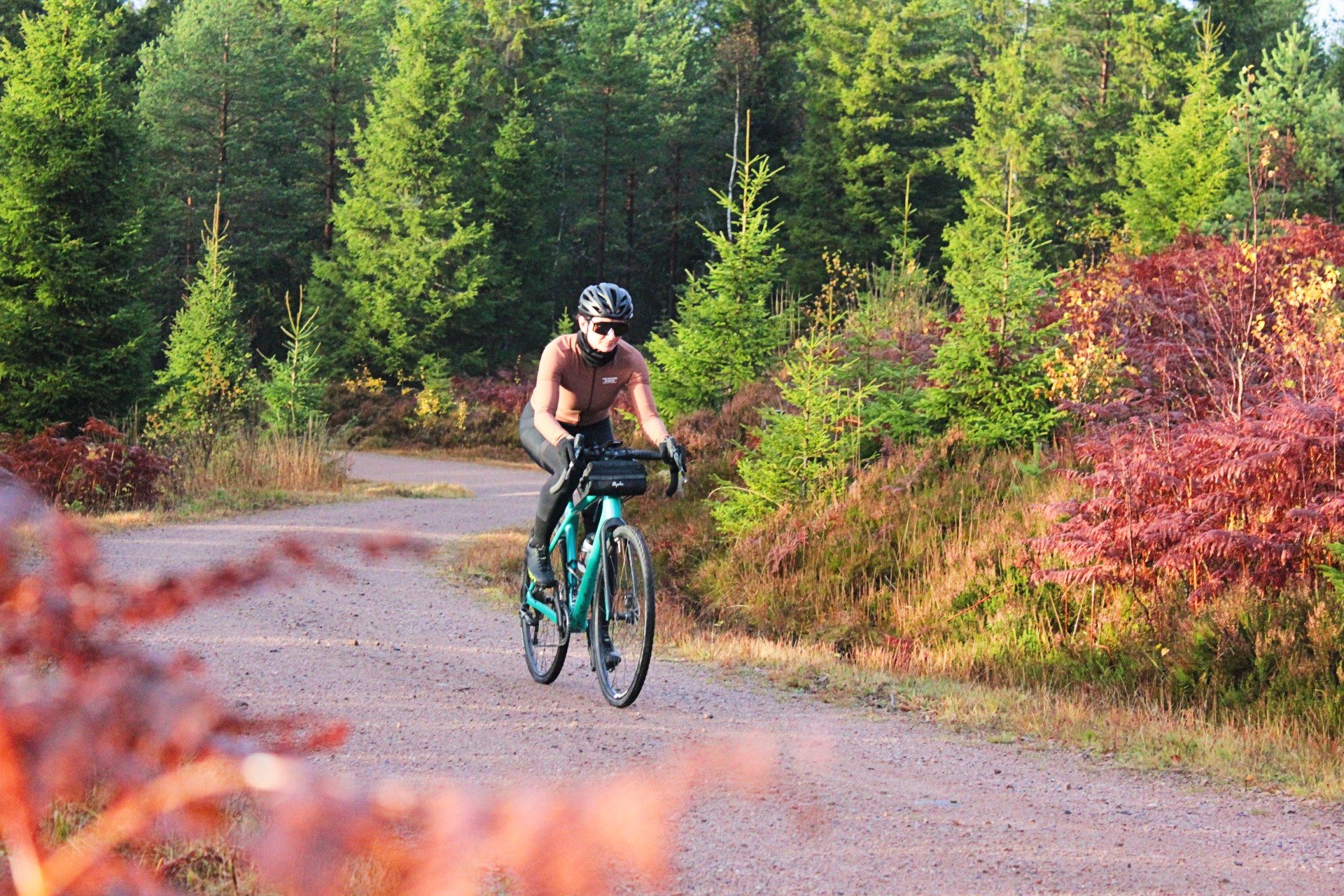 Bike Fixx ambassadør Ingunn på sin Merida Silex Gravelsykkel på tur i marka.  