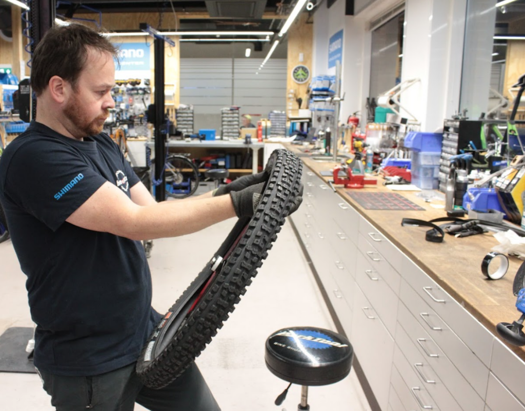 bilde av Bike Fixx Mekaniker som setter på slangeløst dekk