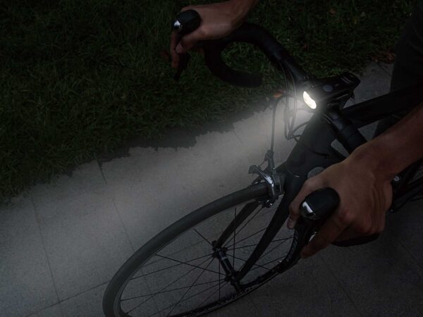 bilde av headlux sykkellys på en sykkel kveldstid