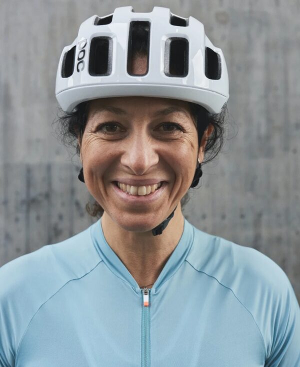 bilde av kvinnelig syklist med POC ventral sykkelhjelm